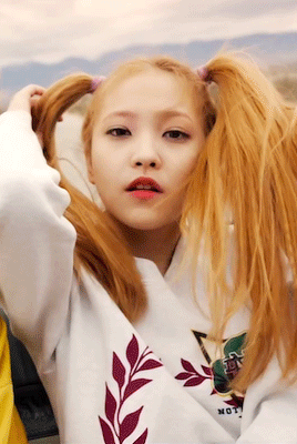 在yeri加入后red velvet凭藉著新歌《ice cream cake》获得了出道的一