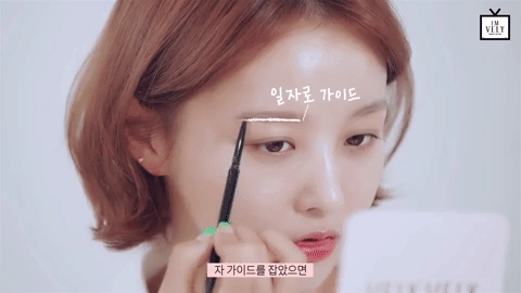 然后把其他部位的空缺补齐后,不必太过於强调眉型,但是一定要一点一点