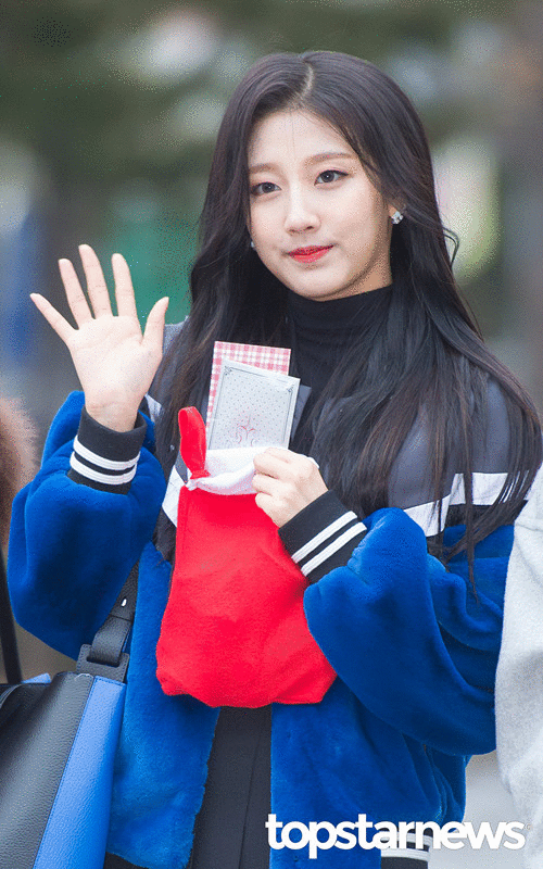 明明都是看起来很普通的单品,但韩妞却能搭配的很有街头时尚感.