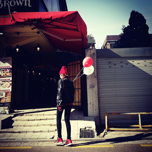 AJ1 bred
AJ一代的誕生始於1985年,喬丹本人名氣為它加分外
當時NBA只能穿白球鞋上場
喬丹不畏被罰款的風險(因為也不是他繳XD是nike繳的)
穿著紅黑白或黑紅球鞋上場
帥氣的身影讓球迷每人都想買一雙
