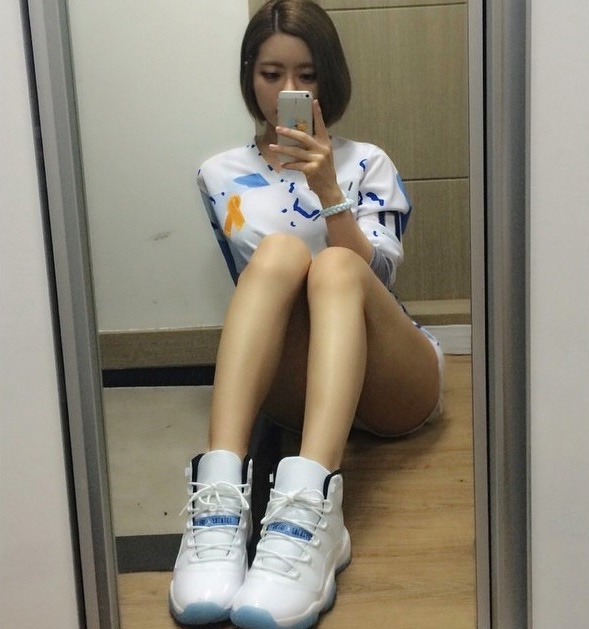 AJ11 legend blue
為什麼女孩穿AJ這麼性感~
11代是1996年喬丹宣布回歸的那一年
喬丹雖然只在場上奔馳了22分鐘
但這雙鞋卻在AJ鞋歷史上的標誌