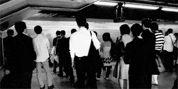 因為那邊有很多特色咖啡廳、餐廳、酒吧
在小巷子穿梭,轉個角就別有洞天
尤其是比起人聲鼎沸的弘大
這裡更有幽靜休閒感
從周五開始到整個周末,來合井的人一直很多
(不過這裡滿兩極的,tone調不合的話,來一次就不想再來的也大有人在)