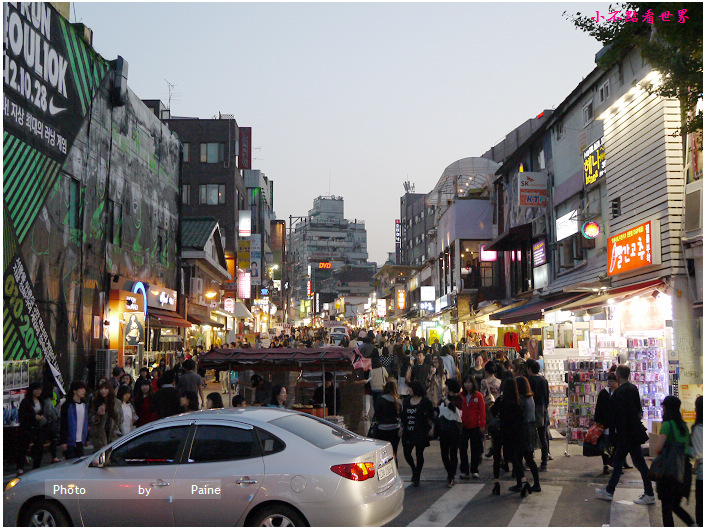 弘大是觀光客必訪景點
更是韓國年輕人愛去的地方
這裡可購物、去創意市集、觀看街頭藝人表演、聚餐喝酒、夜店跑趴
到了凌晨5、6點還是不夜城
尤其地鐵9號出口
每每都有誤以為是跨年夜的擁擠感XD