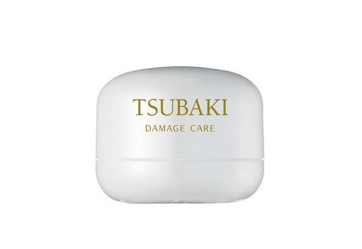 白色高純度椿蜜白金深層修復髮膜
(TSUBAKI/ 180g/ 約台幣560元)
——
毛躁分岔打結的髮尾,只需要使用它5分鐘!
就可以達到柔順的效果,香氣更是迷人!
在一般超市也很好入手!