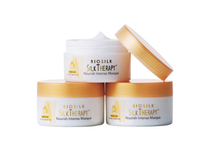 Nourish intense masque
(Silk therapy/ 150ml/ 約台幣540元)
——
集中管理型乳霜狀護髮膜,高濃度萃取的營養髮膜,可幫助拯救損傷髮質。
不論是受傷髮質或是毛躁自然捲,定期使用的話,可以幫助秀髮自然柔順。