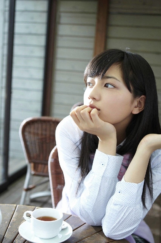 4.直髮特別受到青睞
另外「清楚感女孩」也以直髮為主,並且要柔順、有光澤感。
視覺上就會特別舒服,不需要再特地用電棒捲打造浪漫波浪,
簡單俐落也同樣很受到男性歡迎。