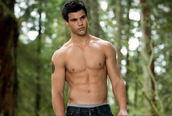 TOP 8 泰勒洛特 Taylor Lautner
在《暮光之城》飾演狼人一角的泰勒,這款年輕的鮮肉很難不被提起,在電影裡少不了裸上身賣肉的場景又如此深情,看的觀眾們心癢癢啊!當初他因為體型較為瘦弱,差點被導演換角,索性後來靠健身增加了將近14公斤,才穩穩坐上狼人的寶座,成為大家心中那美味的狼人。
