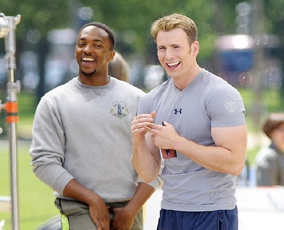 TOP 7 克里斯伊凡 Chris Evans
《美國隊長》系列讓克里斯伊凡的大肌肉深植觀眾心中,從一個弱雞男搖身一變成為大肌仔,穿上超級英雄的緊身衣與敵人搏鬥,眼珠兒都要掉出來啦!英雄果然就是要配大肌肉才夠猛。別看他這樣,本來就有大胸肌的他,還特地為了電影增重9公斤,想像那9公斤全都是肌肉,這位大肌仔果然不是浪得虛名。