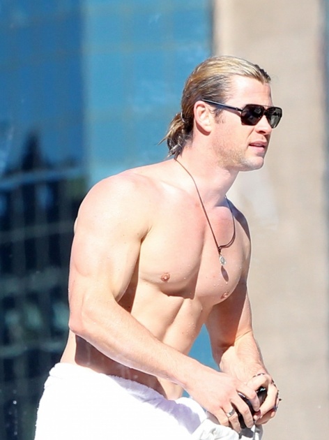 TOP 5 克里斯漢斯沃 Chris Hemsworth
相信大家一定對《雷神索爾》裡的他非常熟悉,雖然在電影裡被盔甲包得緊緊的,卻也不難看出他的好身材,那深邃的藍眼睛加上大大的胸肌和腹肌把妞編輯的魂都給勾跑啦!他同樣也為電影角色健身,為達到雷神索爾般的肌肉,固定每天上健身房並以嚴格的飲食控制,時間可是長達六個月之久,真是非常有毅力呢!