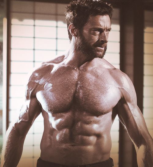 TOP 2 休傑克曼Hugh Jackman
曾榮登美國People Weekly雜誌「最性感的男人年度排行榜」冠軍的他,其中一個原因不外乎他衣服底下驚為天人的肌肉。為了要讓自己在電影裡的身材更符合金剛狼這個角色,電影開拍前三個月以增重為目的進行密集訓練,加上每天吃水煮雞胸肉,讓自己長出14公斤的大肌肉,看看那線條真的是非常令人歎為觀止!裸上身的他簡直就是一道香氣逼人的佳餚,讓人忍不住食指大動捏~他都已經這麼完美了,到底會是誰得到妞編輯心目中的冠軍呢?