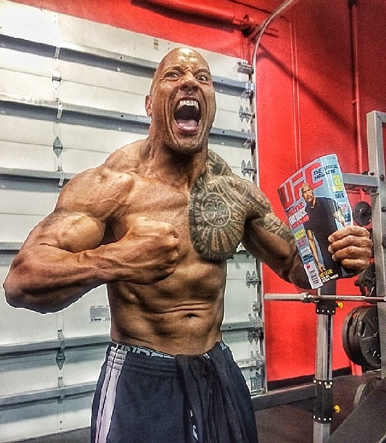 TOP 1 巨石強森 Dwayne Douglas Johnson
你看他每個肌群都比妞編輯的臉還大了,完全就讓妞編輯無法招架!巨石強森總是飾演一些需要大肌肌的角色,而他本身除了是電影巨星外,還曾經是一位橄欖球員以及獲得過世界冠軍的摔角手!難怪妞編輯一想到肌肉男,腦中就浮現他的臉。這樣的身材可不是一覺醒來就會有的,要靠肌力訓練讓自己「長大」,就連現在身材已經這麼優質了,還是持續不斷地上健身房(這樣大下去合理嗎!)。他說:「要渴望、謙卑並且永遠當健身房裡最努力的人」,這樣健身態度得到冠軍實至名歸啊!
