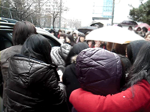 2010年在CNBLUE準備預錄音樂節目《Music Bank》時發生
經紀公司解釋,當時要錄影但是大批粉絲包圍車子阻擋成員下車
好不容易下車,又有人想扯下宗泫的帽子~才導致經紀人出手~
但後來宗泫被批竟然還在笑~
打人的模樣也被指對該公司的態度失望~