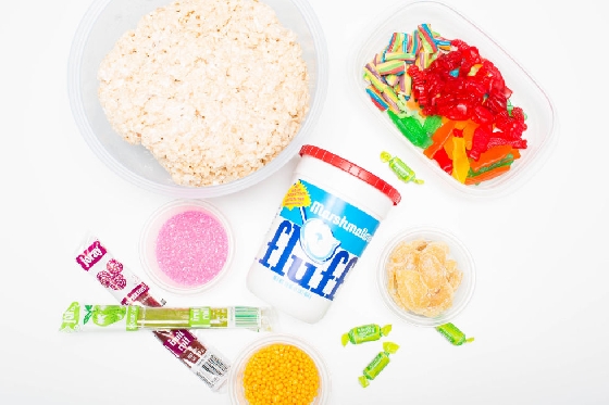 首先,你會需要用到手工美式沙琪瑪(Homemade rice crispy treats)、棉花糖醬(Marshmallow Fluff)、小魚軟糖、美國水果紙卷糖(Fruit by the Foot)、各種顏色的扭扭糖(Rainbow twists、Twizzler Bites)、美國彩虹呆子糖(Nerds)、水果軟糖卷(Fruit Leather)、美國橡皮繩軟糖(Rainbow licorice rope)、雷根糖(Jelly Beans)等將近15種糖果。
除了顏色的搭配,選擇自己喜歡的口味也是相當重要。以下將示範四種基本壽司的製作法,讓大家備好食材,也能在家輕鬆做糖果壽司料理!