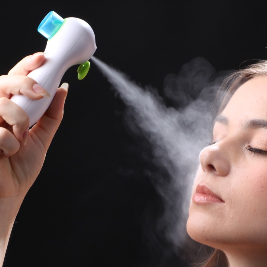對大家來說,臉部保濕噴霧是什麼樣的存在呢?只有乾燥的秋冬時,才使用?還是嫌麻煩乾脆不用? 覺得臉部油脂太多,所以不需要使用保濕噴霧的朋友們,今天的內容,你們一定要看下去~✩