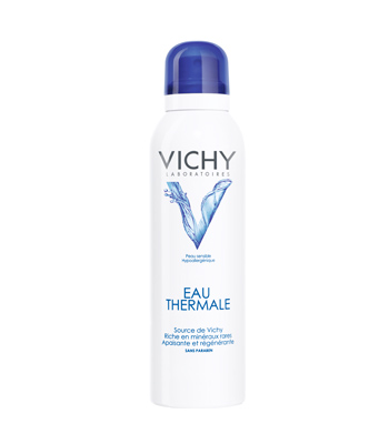 温泉礦物保濕噴霧—Vichy薇姿 / 50ml / 約台幣200元
含有來自法國的100%天然溫泉純水,富含15種有益礦物,噴霧分子極小,就算噴在有化妝的臉蛋上,也不用擔心融妝問題。使用這款噴霧後,臉部能十足感受到保濕水嫩感唷!