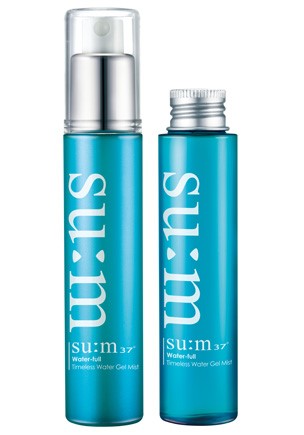 Water-full爽膚水保濕噴霧—su:m37度 / 60ml / 約台幣1000元
成分含有發酵的竹液,能夠提供肌膚所需的水分和營養。這款保濕噴霧的質地帶點凝膠狀感,在夏日使用時,也比較不會感覺水分蒸發過快,依然乾燥的感覺。再補妝時噴上的話,皮膚還會散發出自然的光哲感。