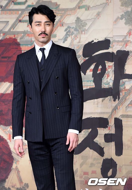 最具代表的非車勝元莫屬!186公分的身高和非常男子氣概的外表,以模特兒作為目標的他,在參加選秀時立馬就被當時的評委選上!在1988年,從模特兒18期出道,至今已經出道28年了耶!是模特兒出身的演員中的始祖無誤!