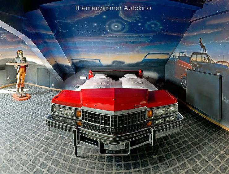 V8 Hotel是一間專為車迷們打造的飯店,包含Mercedes, Morris Minor, Cadillac or Volkswagen等車款,主要以復古為設計概念。但不要以為這應該只有男生會喜歡,根據房型的不同,也有女孩兒喜歡的夢幻甜美、青春俏皮風格的車房,同樣也非常受到女性顧客的推薦呦!