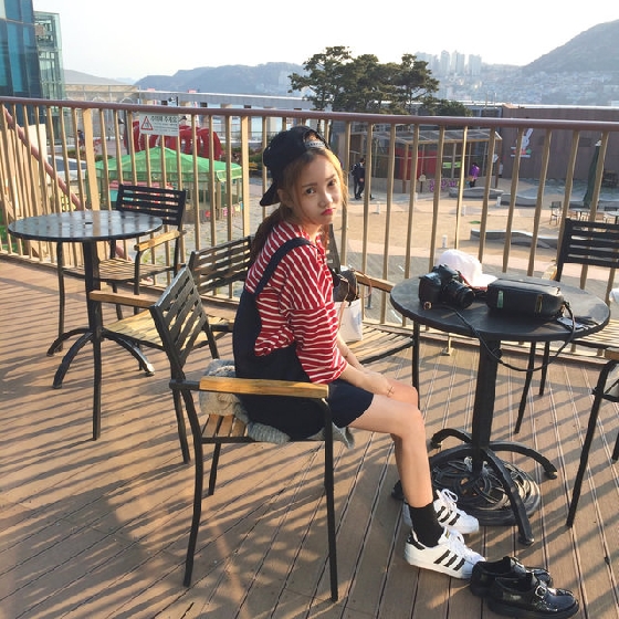 吊帶裙
穿膩吊帶褲了嗎?來試試今夏最夯的吊帶裙吧,不過今年的吊帶裙又跟以往不太一樣,以往的吊帶裙比較素,款式、顏色上也比較一般,而今年則是流行排釦、多功能口袋,這類比較中性的吊帶裙,剛好與運動風結合。裡面則可以搭條紋上衣、素色Tee及萬能寬袖Tee,是不是超好搭!?配件的部分可以選擇棒球帽、反光墨鏡,製造一種很帥氣但又很甜美的衝突感。
