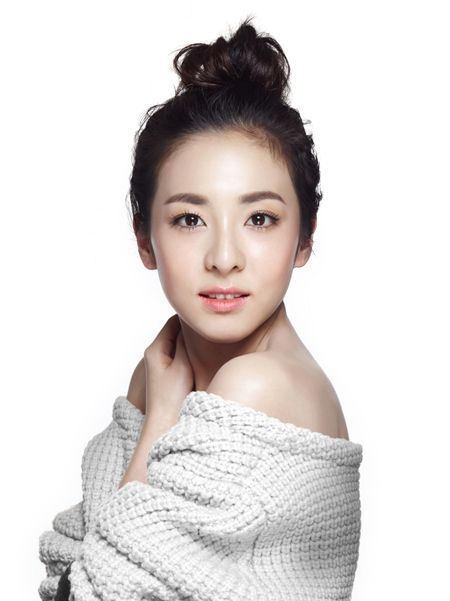 2.T字部位加強清潔
關於洗臉的部分,這裡告訴各位妞妞,臉部的T字部位一定要加強清潔。由於T字部位容易產生皮脂,整晚沒卸妝髒汙更容易沉積在這個部位,所以更需要徹底清潔。