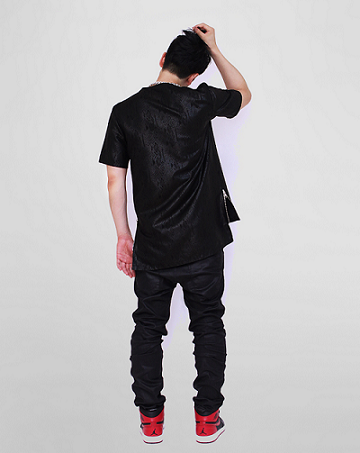 #zipper detail snake short sleeve shirt 拉鍊蛇紋短袖T
不喜歡太高調的動物圖騰的話,這種強調蛇紋感覺的T-shirt,從質料方面就給於強烈的視覺感,是強調Safary獨特個性的商品~