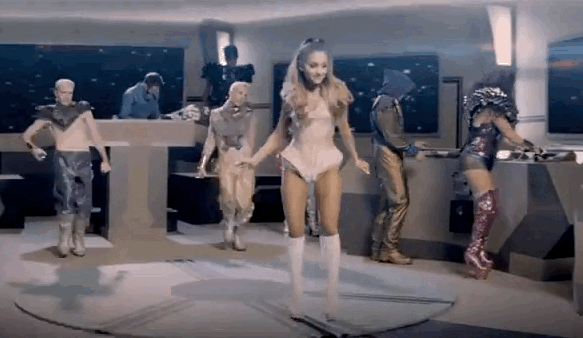 雖然亞莉安娜(Ariana Grande)的音可以飆很高,但她的舞技相較之下就沒那麼令人驚豔,尤其是當她去年推出〈Break Free〉的MV時,更被大家狂笑她的舞步真的是糟透了啦!