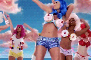 她在〈California Gurls〉裡的舞步也看得出來舞蹈老師沒有要勉強她的意思。
其實她也沒有在怕別人說她不會跳舞的,因為她今年在超級盃上表演後接受採訪時,也說自己不可能跟她那兩隻鯊魚舞伴跳得一樣好,直言自己「跳得差多了」!