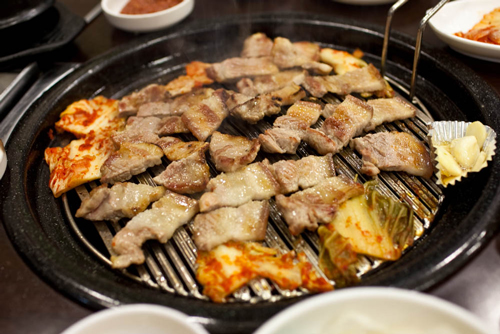 第3名. 烤三層肉(也就是五花肉)
去韓國必吃呀!和燒酒一起吃的話應該會是第1名吧....? (小編絕對贊成!!!!!燒酒配烤肉!!!絕配♥)