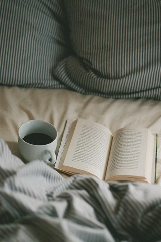 床邊一定要放一兩本打開的書,而且要看起來是已經翻了幾頁的樣子.....如果男生說「這本書我也有看!」,就可以自然的聊起話題! (小編歪頭想,萬一那本書女生就是沒看,不懂內容,那不就穿幫?!!)