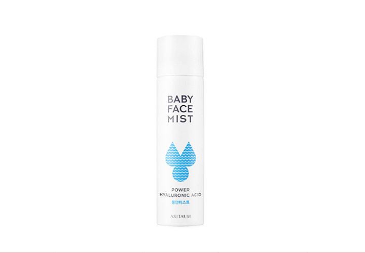 BABY FACE MIST/ 120ml / 8,000韓圜(台幣約230元)
推薦的小編說:非常細微的噴霧,就算臉上帶有妝感,也不會輕易暈妝,還能幫臉部肌膚補水。有些噴霧在使用後,反而會感到臉部乾燥,但是這款完全不會有這樣的問題,是我在買一送一活動時入手的超值好物!