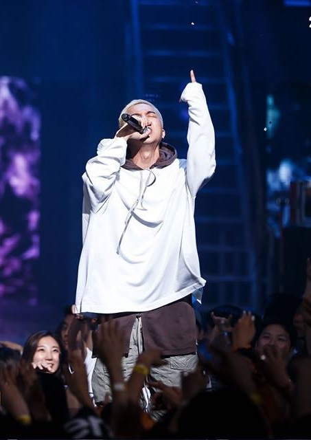 先來看看去掉無限挑戰歌謠祭歌曲後,以27日下午4點Melon音樂榜單為準,佔據1位的是由YG的MINO與太陽合唱的歌曲《怯》,在饒舌比賽《Show Me the Money 4》4強決賽中演唱過
