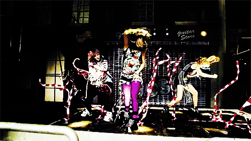 還記得2NE1的《Ugly》唱著「I think I’m ugly
And nobody wants to love me
Just like her I wanna be pretty
I wanna be pretty
Don’t lie to my face cuz I know I’m ugly」