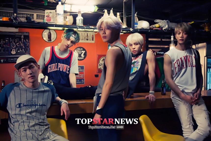同時還有已經算是出道7年老團的SHINee,也推出正規四輯《Odd》回歸,哇~不愧是SM簽約的音樂製作家高達百人,每個團體都推出正規專輯的話(至少8~10首),產量真的很驚人!