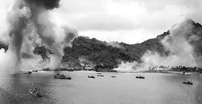 但是美軍在短短兩天的時間內對這裡進行了地毯式轟炸,轟炸了日方在密克羅尼西亞特魯克瀉湖上的60多艘軍艦。日方250多架飛機也被美國強大的軍事戰艦、潛艇、轟炸機徹底摧毀,也堵住了珊瑚礁的兩個入口。