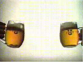 匈牙利人敬酒的時候不會碰杯,因為奧地利人曾經在殺害13位匈牙利烈士後用碰杯慶祝,之後的150年之內,沒有任何一個匈牙利人在敬酒的時候碰杯。現在雖然過去很長時間了,但這個傳統還一直保留。