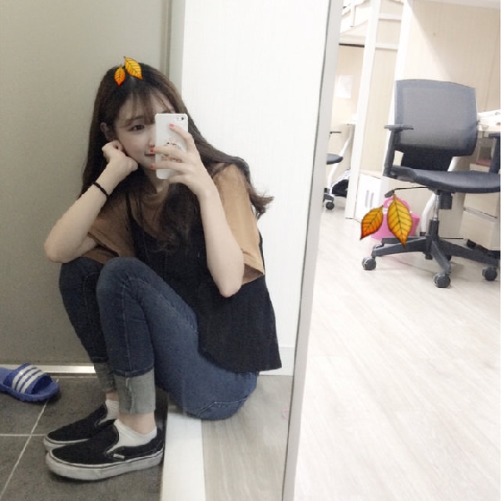 1.基本款穿搭
韓妞現在最喜歡的細肩帶單品穿搭基本上就是像上圖這樣,尤其秋天到了,裡面搭的衣服可以延續夏天流行的五分袖,不過顏色要注意盡量選擇軍綠色或是大地色系,這些顏色會比較適合秋天喔。