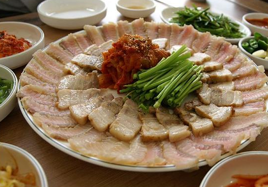 #3 鰩魚 : 鰩魚生魚片是一種發酵類食物,同時也是韓國最有名、最具有特色的美食之一,擁有世界第二臭食品的稱號。臭味大概是納豆的100倍。
生鰩魚的味道本身就不討人喜歡,發酵之後更是散發出陣陣臭氣,加上泡菜和豬肉,嚼著嚼著嘴裡就湧出一股具有衝擊力的刺激性味道。很多韓國人都無法接受的味道,更別說國外人了。