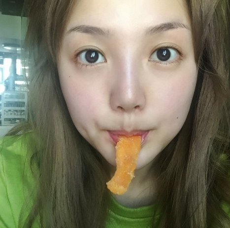 最後再給大家上一張Pony的素顏照,雖說素顏也是美女,但氣場卻瞬間降了不少,所以說,只有懶女人沒有醜女人。如果沒錢去整容,也不能活在PS的世界裡,或許還有化妝能稍微拯救一下你!妹子們,快跟著PONY行動起來吧!