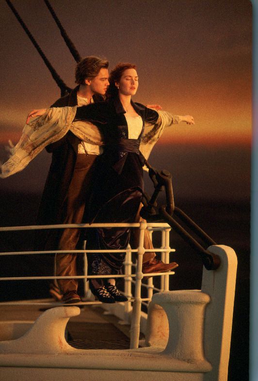 1. 鐵達尼號 (Titanic, 1997)
內容背景為1912年鐵達尼號郵輪在其處女啟航時觸礁冰山沉沒的事件... 20幾歲的李奧納多·狄卡皮歐和凱特·溫斯蕾在電影中任何時候都跟畫中走出的人兒一樣~