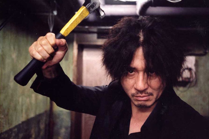 2. 原罪犯 (Old Boy, 2003)
聽了美國的大製作,我們再來欣賞一下韓國電影史上最優秀的作品 <原罪犯>....崔岷植和劉智泰在電影中呈現出的精湛演技使他們在電影之路上走得越來越領先~