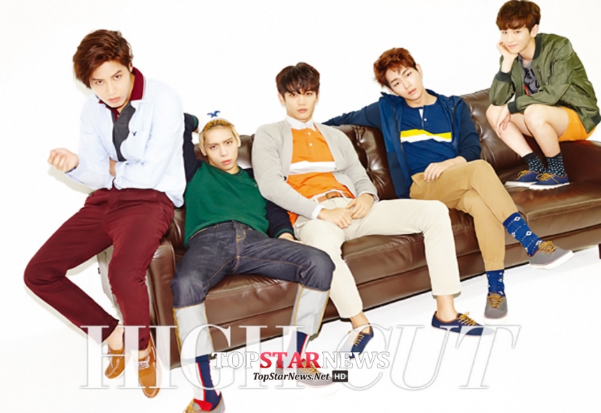 嗯哼~那就是SHINee《Sherlock》!而且還被選為世界男子團體最棒歌曲的第12名!雖然他不完全是一首原創歌曲,《Rolling stone》評它完沒混合嘻哈風味的《Clue》跟呈現亮眼聲線的《Note》兩首歌,給予極高評價~