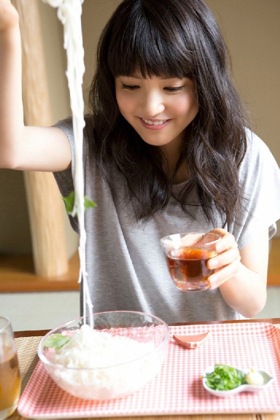 3. 吃飯的時候從食物中攝取水份
有些人為了健康,不想吃太油,可能會選擇增加蔬果的攝取,但是時間拉長才發現,怎麼吃再多的蔬果還會便祕呢?其實,無論是吃飯或是蔬果,食用的同時也要注意當天的飲水量是否足夠。如果水分攝取不足,加上蔬果像毛球般的纖維質,缺乏油脂和水分的潤滑,更容易造成腸道阻塞,引發便祕。建議各位飲食上只要維持正常,注意飲水的量是否充足,就能改善便祕問題。