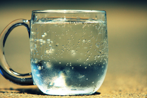 4. 試著喝看看碳酸水
碳酸水除了能夠將乳酸排出體外,同時也非常適合用來回復體力。其中,碳酸水內含有的二氧化碳會刺激腸胃,使腸胃的運作提高,讓腸道能更順暢排出老廢物質,自然而然解決便秘問題。不過,碳酸水通常是一天1~3杯左右,若是喝過量體質反而會變成酸性喔!