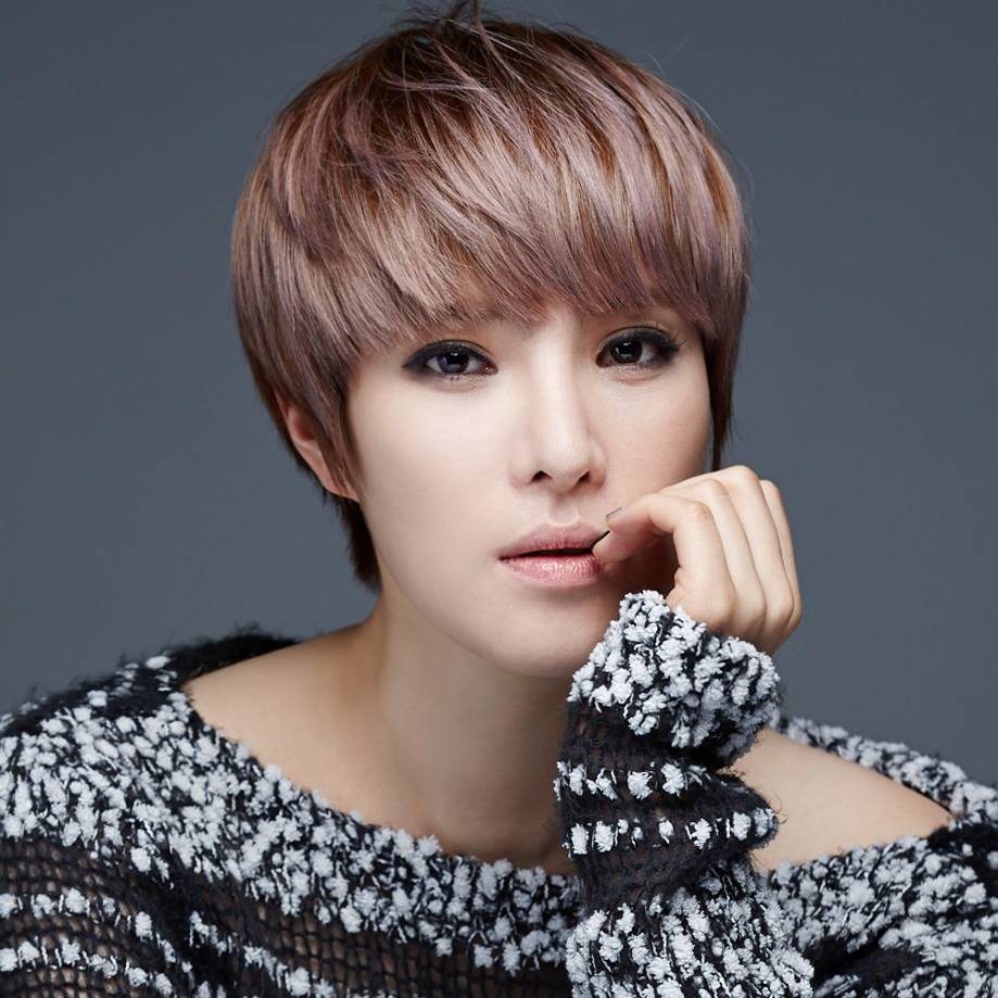 最後一位要介紹的歌手就是「GUMMY」。
在2003年以首張迷你專輯《Like Them》正式出道的她,除了在自己的音樂作品上有很好的成績,同時也是公認 OST 音源榜的常勝軍喔!