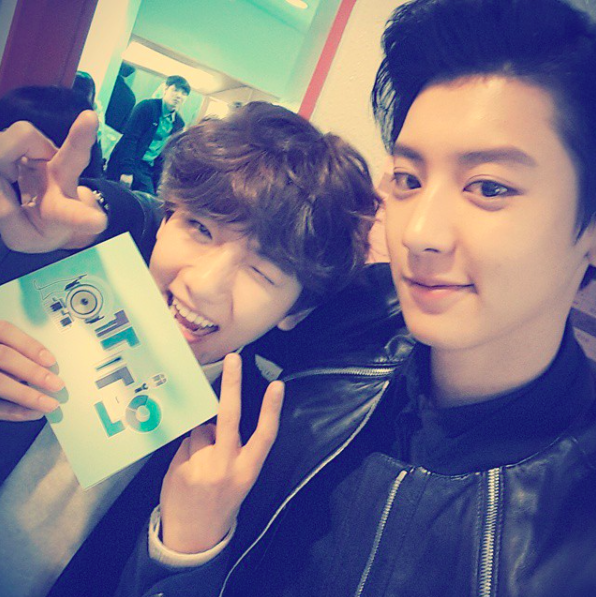 「伯賢&燦烈」就是 EXO 中人氣很高的 CP 組合 ♥
當然隨著團體的成員數越多,排列組合的配對也就越多。就拿 EXO 來舉例好了,團員有 9 個人,凡舉「開嘟(KAI+D.O.)」、「燦倩(燦烈+CHEN)」或是「勳白(世勳+伯賢)」等很多很多組合,每個配對都會有自己的支持者喔!
