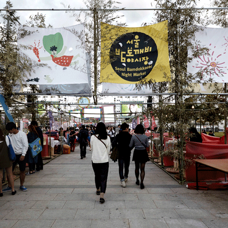 位於韓國首爾漢江附近的「放鶴洞鬼市」(방학동 도깨비시장)以一周三次的「低價大拍賣」而遠近聞名。尤其是節假日前更會舉行大規模的促銷活動。除此之外每年10月鬼市的小吃街,跳蚤市場和公演也都遠近聞名。