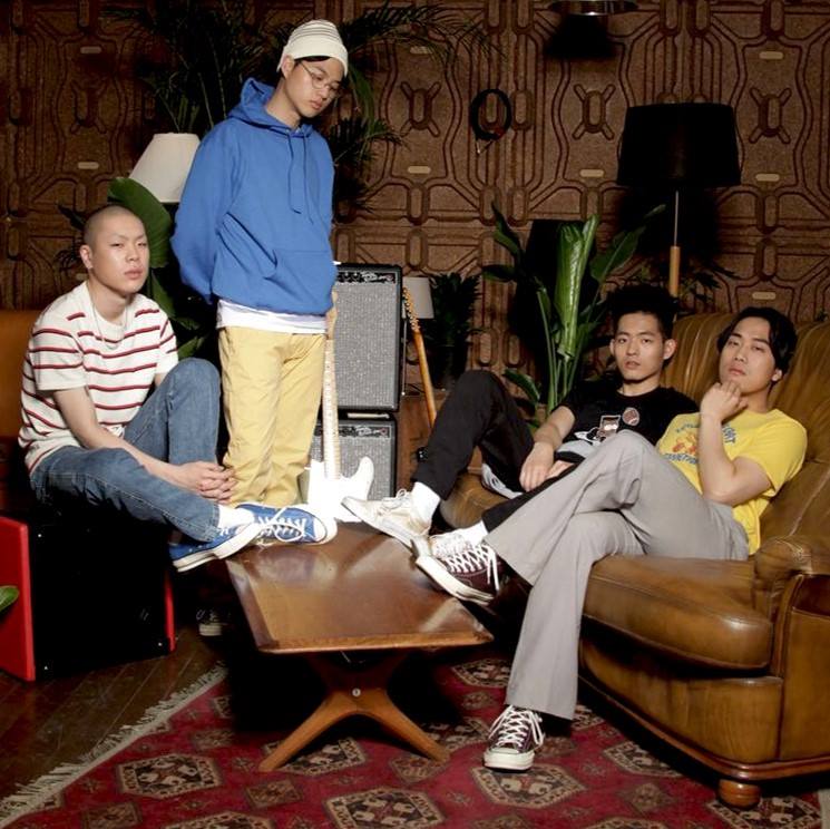 「Hyukoh(혁오)」是主唱「吳赫(오혁)」、貝斯「任東建(임동건)」、吉他「任玄奇(임현제)」和鼓手「李仁宇(이인우)」這四個 1993 年生的大男生所組成的獨立樂團。