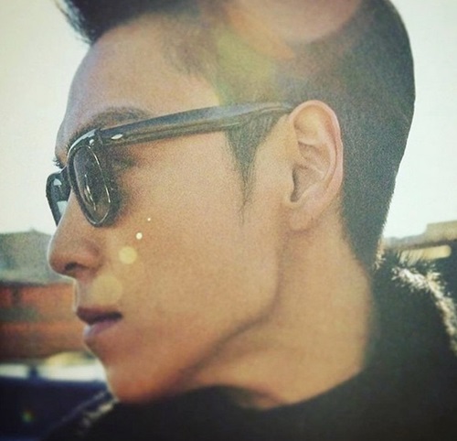BIGBANG T.O.P
大家都知道屋哩T.O.P十分著迷於Instagram,只要追蹤他帳戶就像是開啟放置遊戲一樣,過一段時間去看都會收穫滿滿XD
不過T.O.P雖然看似高冷,其實他還蠻常回應粉絲的呢!跟他討論藝術作品的問題他也會很耐斯的回覆你喔~而最近T.O.P和一名粉絲的對話則被公開,內容則展現了他無比的暖男氣息。