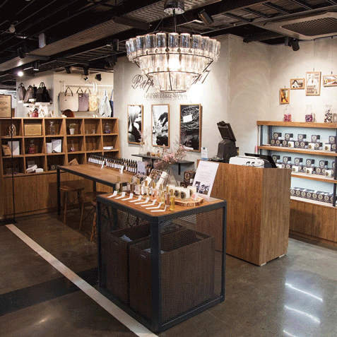 在這裡最引人注目的當然要提到這間「perfumery 1747」
不僅能在店內服務人選的協助下找到適合自己的香水
還能為你特製你最愛的味道 更販售許多可愛的生活小物 是相當有特色的店舖