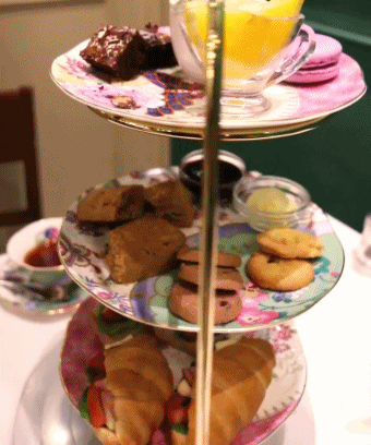 Villa de Charlotte的下午茶是傳統的英式「三層架」下午茶...❀
第1層是牛角麵包+三明治+蘑菇
第2層是司康餅+曲奇
第3層是馬卡龍+起司蛋糕+巧克力布朗尼